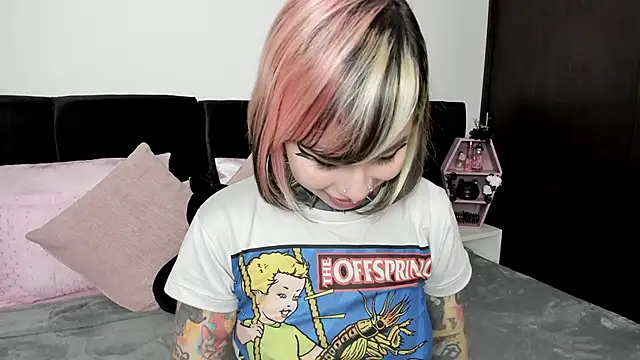 Snapshot of NikkiRamone chatting on 01.21.25 NikkiRamone online show from 01.21.25