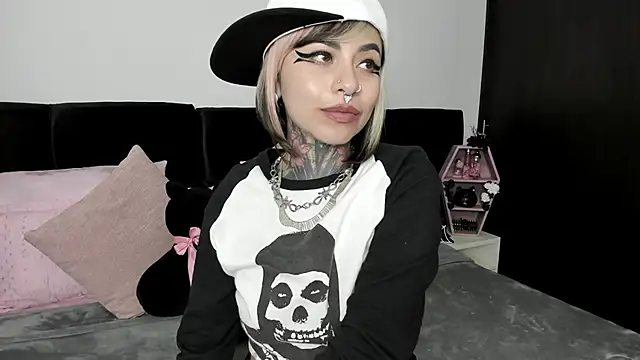 Snapshot of NikkiRamone chatting on 01.22.25 NikkiRamone online show from 01.22.25