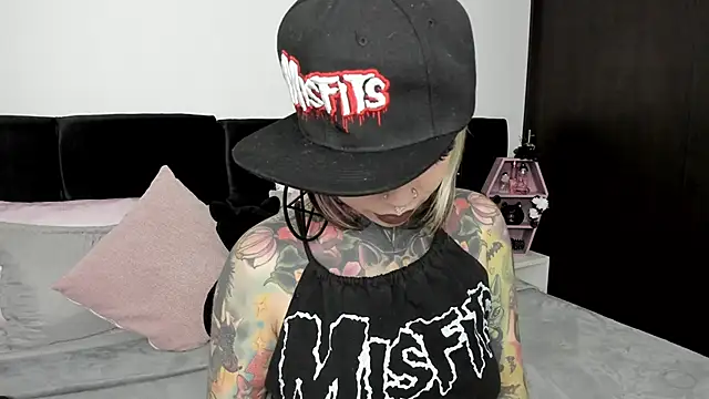 Snapshot of NikkiRamone chatting on 01.31.25 NikkiRamone online show from 01.31.25