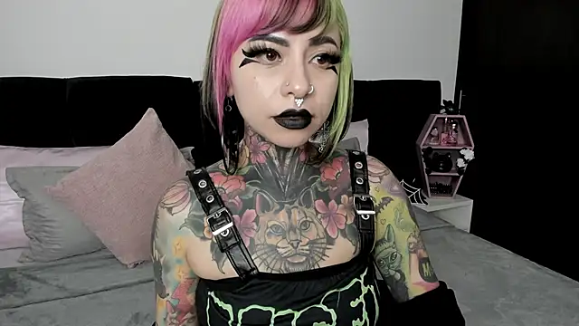 Snapshot of NikkiRamone chatting on 02.09.25 NikkiRamone online show from 02.09.25