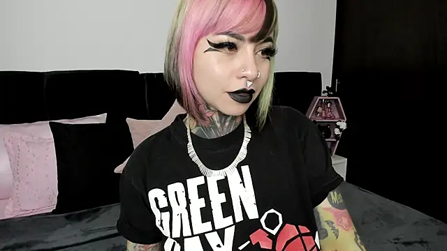 Snapshot of NikkiRamone chatting on 02.11.25 NikkiRamone online show from 02.11.25