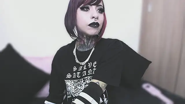 Snapshot of NikkiRamone chatting on 09.11.25 NikkiRamone online show from 09.11.25