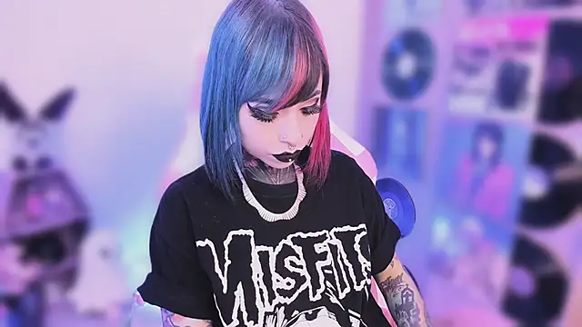 Snapshot of NikkiRamone chatting on 11.10.25 NikkiRamone online show from 11.10.25