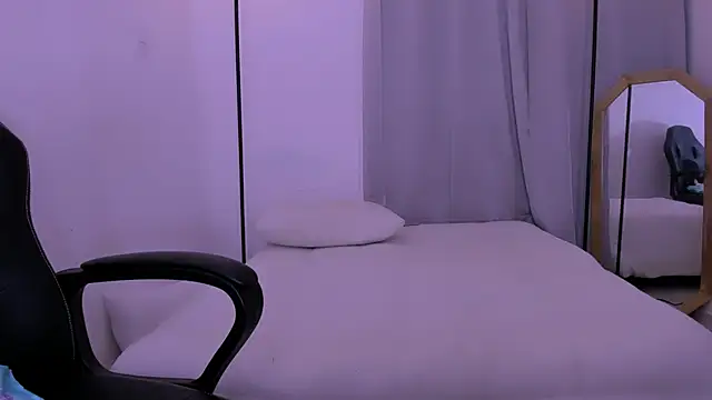 Snapshot of Miiafoxxx chatting on 12.18.24 Miiafoxxx online show from 12.18.24