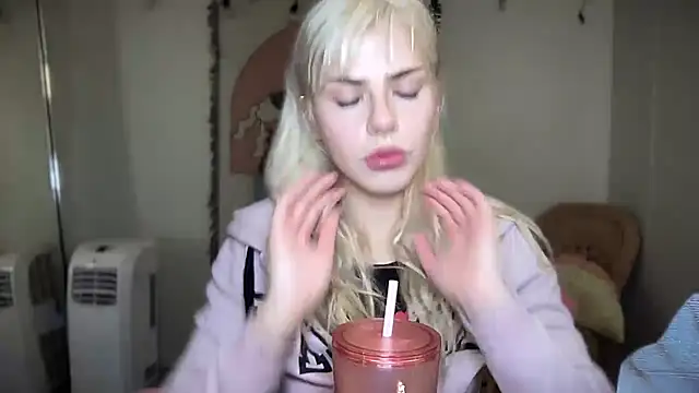 Snapshot of SirenitySirenxx chatting on 03.13.25 SirenitySirenxx online show from 03.13.25