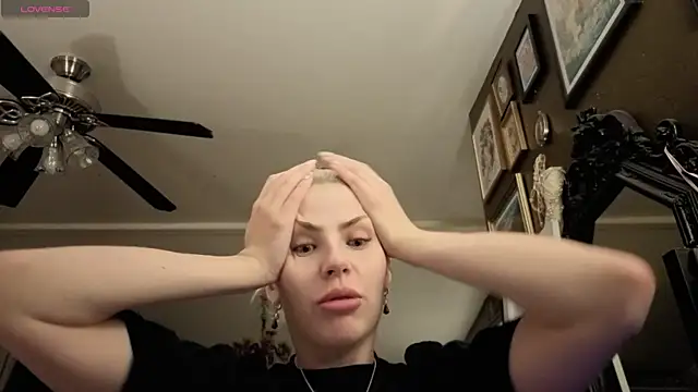 Snapshot of SirenitySirenxx chatting on 09.23.25 SirenitySirenxx online show from 09.23.25