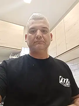 Snapshot of Holaluz2 chatting on 11.19.25 Holaluz2 online show from 11.19.25