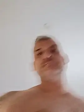 Snapshot of Holaluz2 chatting on 12.15.25 Holaluz2 online show from 12.15.25