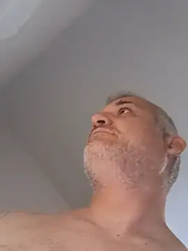 Snapshot of Holaluz2 chatting on 12.16.25 Holaluz2 online show from 12.16.25