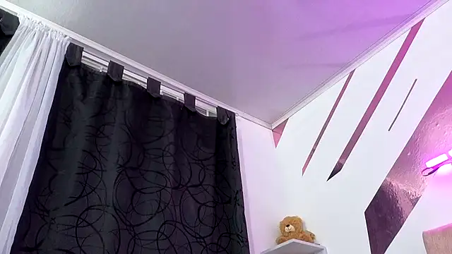 Kitten Hot  online show from 10.29.25