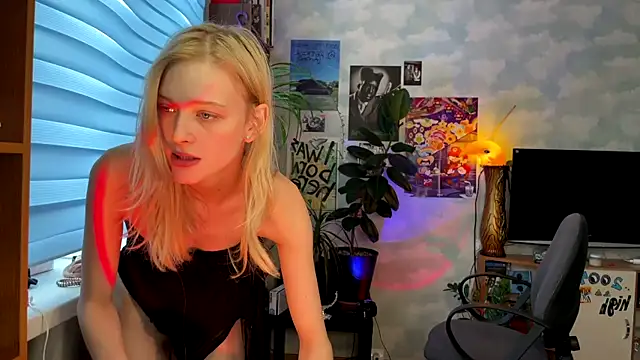 Snapshot of Evvie_Summn1 chatting on 02.23.25 Evvie Summn1 online show from 02.23.25