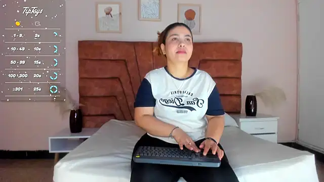 Snapshot of MAHIASMITH13 chatting on 03.12.25 MAHIASMITH13 online show from 03.12.25