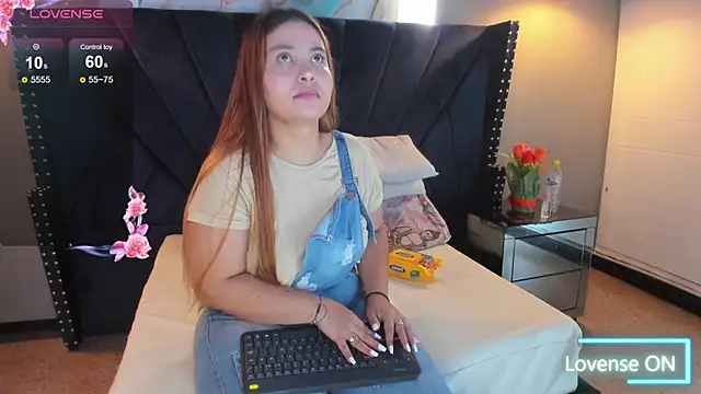 Snapshot of MAHIASMITH13 chatting on 10.20.25 MAHIASMITH13 online show from 10.20.25