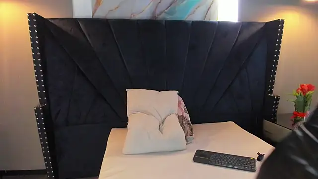 Snapshot of MAHIASMITH13 chatting on 11.21.25 MAHIASMITH13 online show from 11.21.25