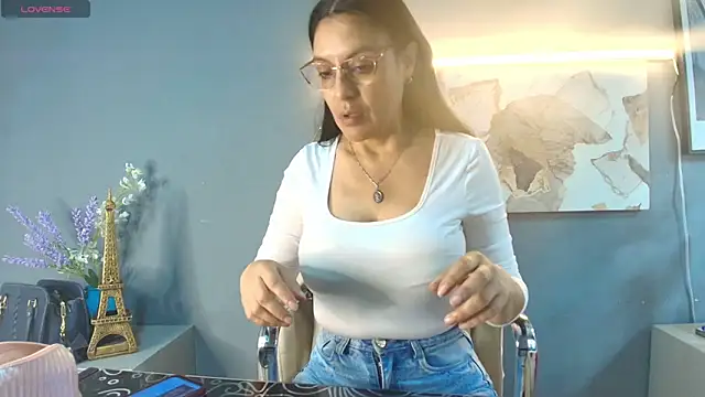 Snapshot of Zuzana21 chatting on 06.13.26 Zuzana21 online show from 06.13.26