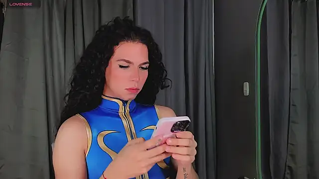 Snapshot of gatitavenecis chatting on 12.21.24 gatitavenecis online show from 12.21.24