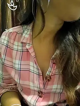 Snapshot of MIss-Naina chatting on 12.20.24 MIss-Naina online show from 12.20.24