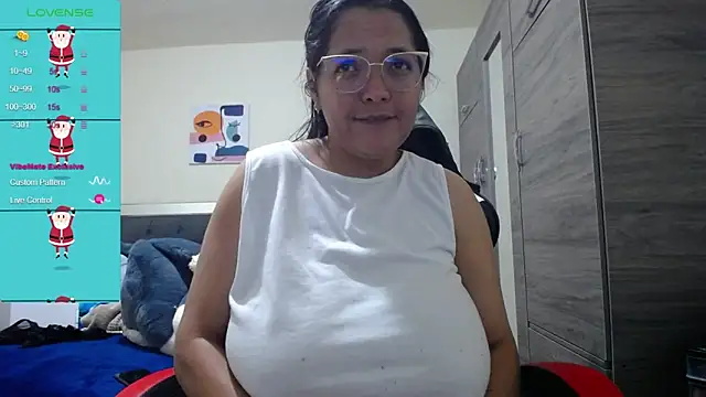 Snapshot of kelziefun chatting on 12.27.24 kelziefun online show from 12.27.24