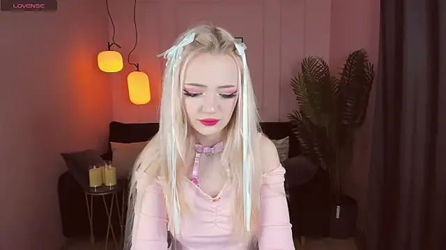 Snapshot of EmilyAir chatting on 01.01.25 EmilyAir online show from 01.01.25