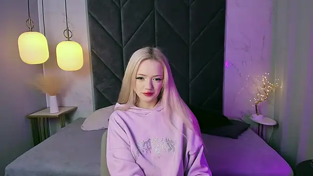 Snapshot of EmilyAir chatting on 09.28.25 EmilyAir online show from 09.28.25