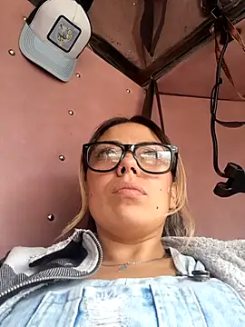 Snapshot of Sweel_Leyva18 chatting on 06.25.26 Sweel Leyva18 online show from 06.25.26