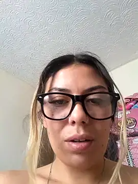 Snapshot of Sweel_Leyva18 chatting on 06.27.26 Sweel Leyva18 online show from 06.27.26