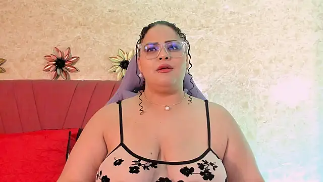 Snapshot of juli_2tyes chatting on 10.13.25 juli 2tyes online show from 10.13.25