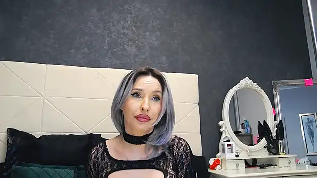 IssaSmith online show from 03.07.25