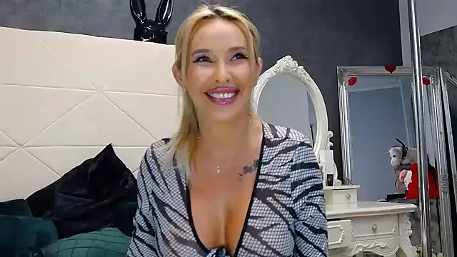 IssaSmith online show from 09.17.25