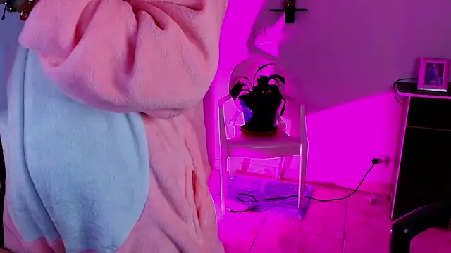 TinnaDawsom online show from 01.24.25