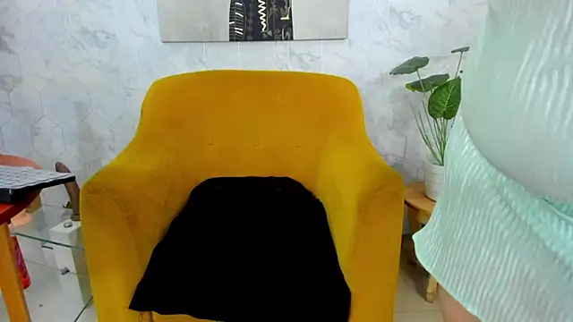 Snapshot of MirandaRossi chatting on 12.27.24 MirandaRossi online show from 12.27.24