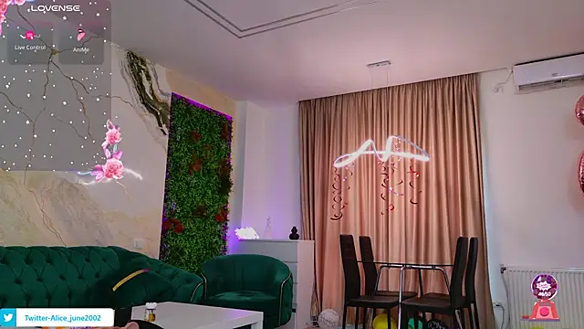 Snapshot of emily_bloom chatting on 03.21.25 emily bloom online show from 03.21.25