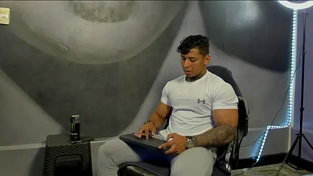Snapshot of bradley_smith chatting on 12.30.24 bradley smith online show from 12.30.24
