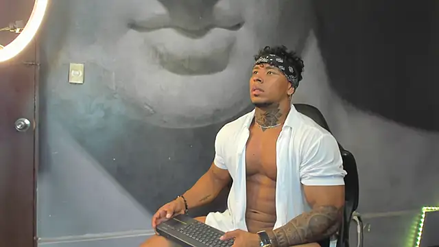 Snapshot of bradley_smith chatting on 02.01.25 bradley smith online show from 02.01.25
