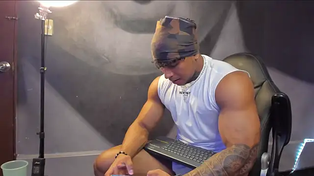 Snapshot of bradley_smith chatting on 02.21.25 bradley smith online show from 02.21.25