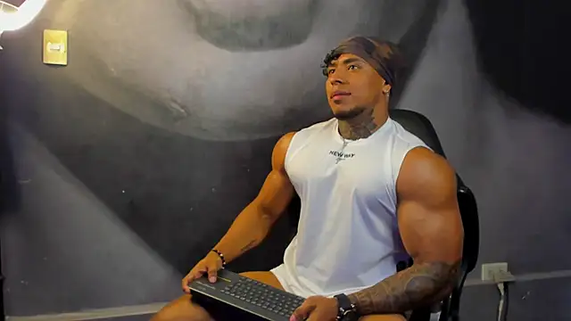 Snapshot of bradley_smith chatting on 03.05.25 bradley smith online show from 03.05.25