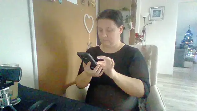 Snapshot of ReifeVenna chatting on 12.23.24 ReifeVenna online show from 12.23.24