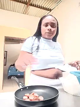 Snapshot of NicolVilla chatting on 12.14.25 NicolVilla online show from 12.14.25