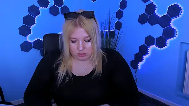 juli kisss online show from 04.24.26