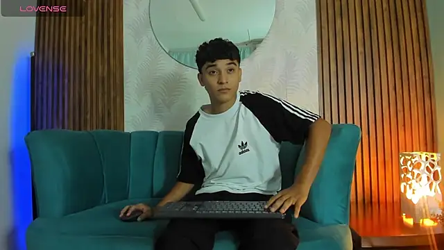 Snapshot of Austin_Cardieff chatting on 01.11.25 Austin Cardieff online show from 01.11.25