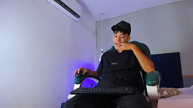 Snapshot of Austin_Cardieff chatting on 01.22.25 Austin Cardieff online show from 01.22.25