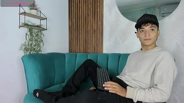 Snapshot of Austin_Cardieff chatting on 03.18.25 Austin Cardieff online show from 03.18.25