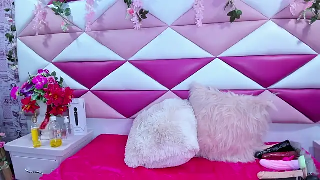 Snapshot of SalmaSantos chatting on 09.19.25 SalmaSantos online show from 09.19.25