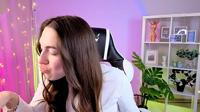 Snapshot of MelissaLovvv chatting on 05.17.26 MelissaLovvv online show from 05.17.26