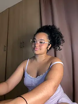 Snapshot of Lucy_wilson5 chatting on 02.05.25 Lucy wilson5 online show from 02.05.25
