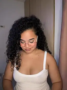 Snapshot of Lucy_wilson5 chatting on 02.17.25 Lucy wilson5 online show from 02.17.25