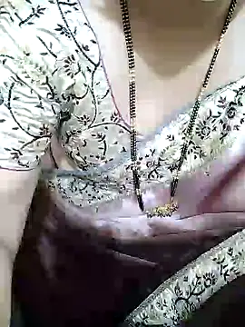 Snapshot of aliseanu chatting on 01.22.25 aliseanu online show from 01.22.25