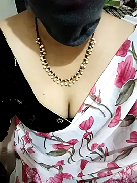 Snapshot of aliseanu chatting on 03.18.25 aliseanu online show from 03.18.25