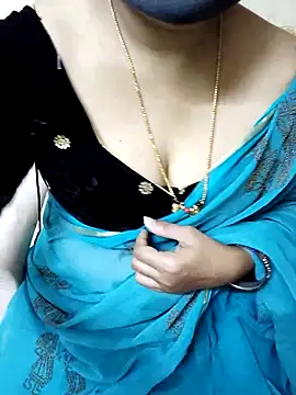 Snapshot of aliseanu chatting on 03.19.25 aliseanu online show from 03.19.25