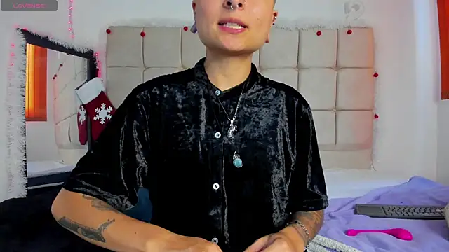 Snapshot of ZuryRamirez_ chatting on 12.19.24 ZuryRamirez online show from 12.19.24